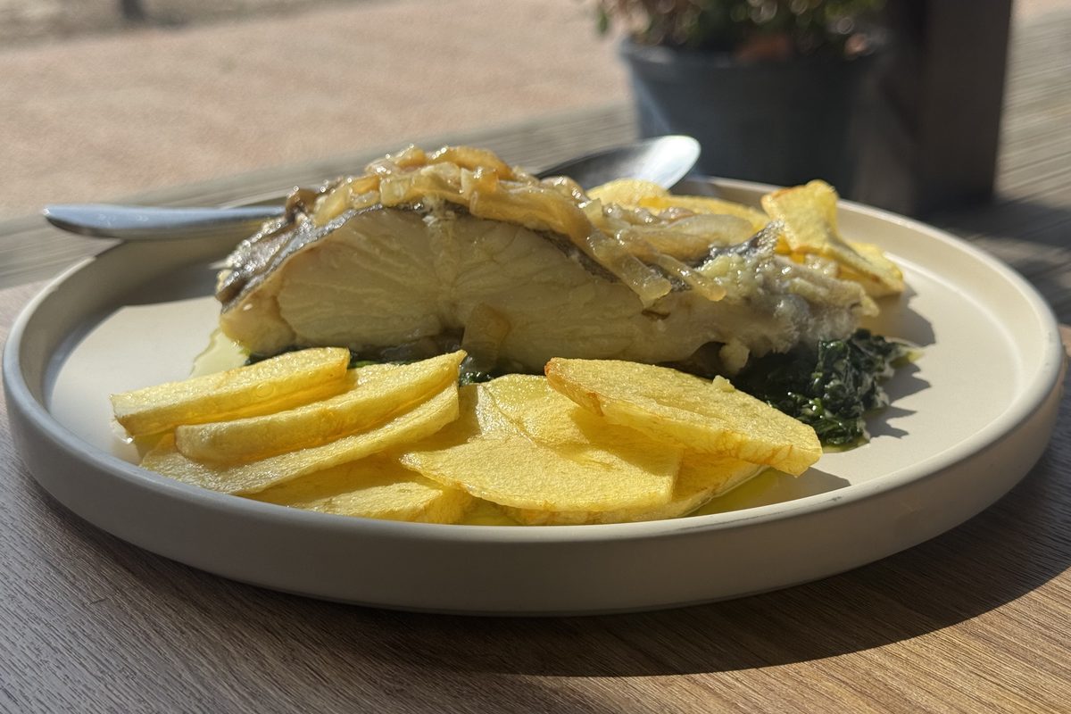 Lombo de bacalhau com cebolada e batata