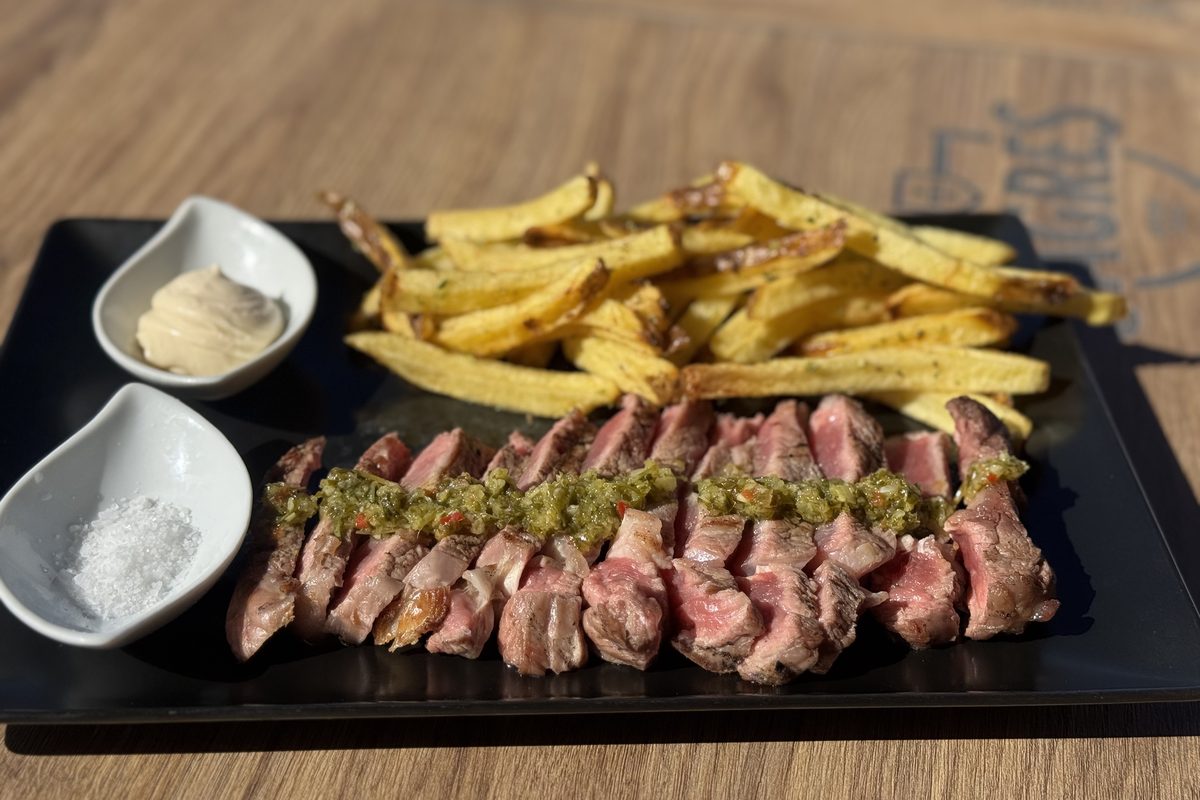 Entrecôte fatiado com molho chimichurri e batatas fritas