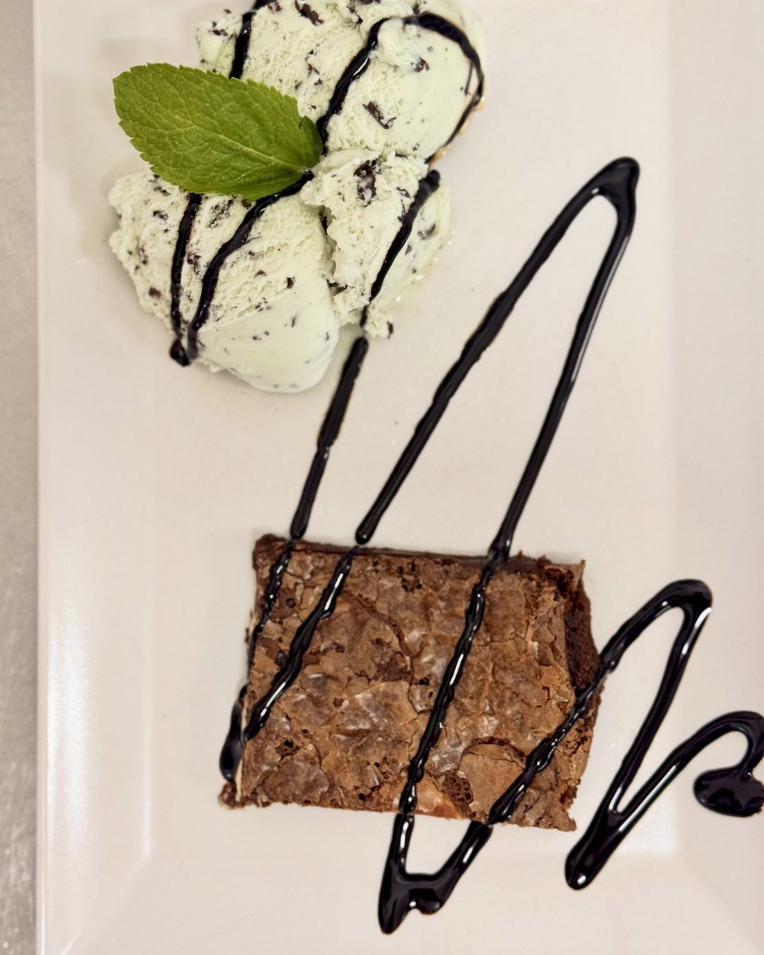 Brownie com gelado de menta e chocolate