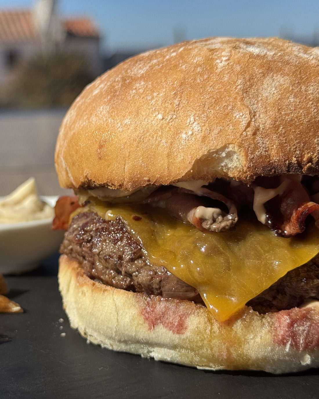 Hambúrguer Tété com bacon, queijo e batatas fritas